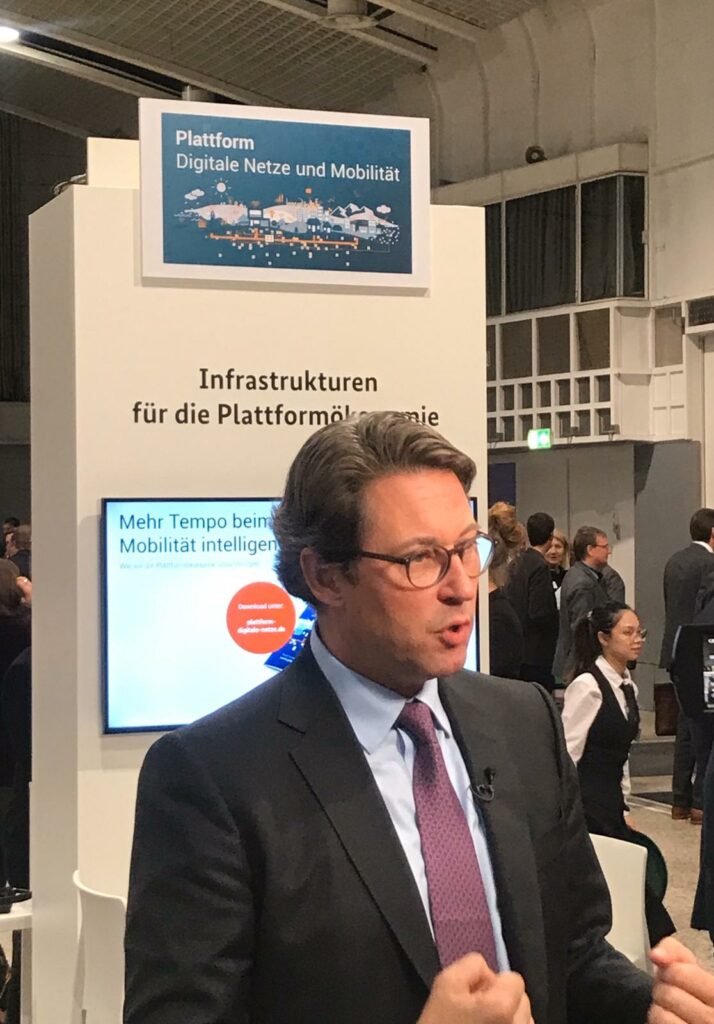 Bundesminister Andreas Scheuer am Infostand der Plattform Digitale Netze und Mobilität 3 scheuer infostand